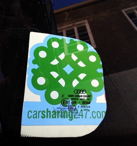 Carsahring247 Logo hinter der Windschutzscheibe